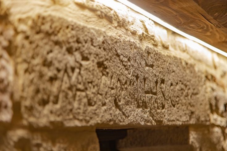 Detail of a stone wall with simple decorations, rustic and welcoming appearance.