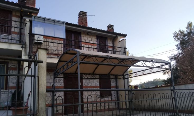 Spazio esterno con gazebo, perfetto per momenti di relax in un contesto tranquillo.