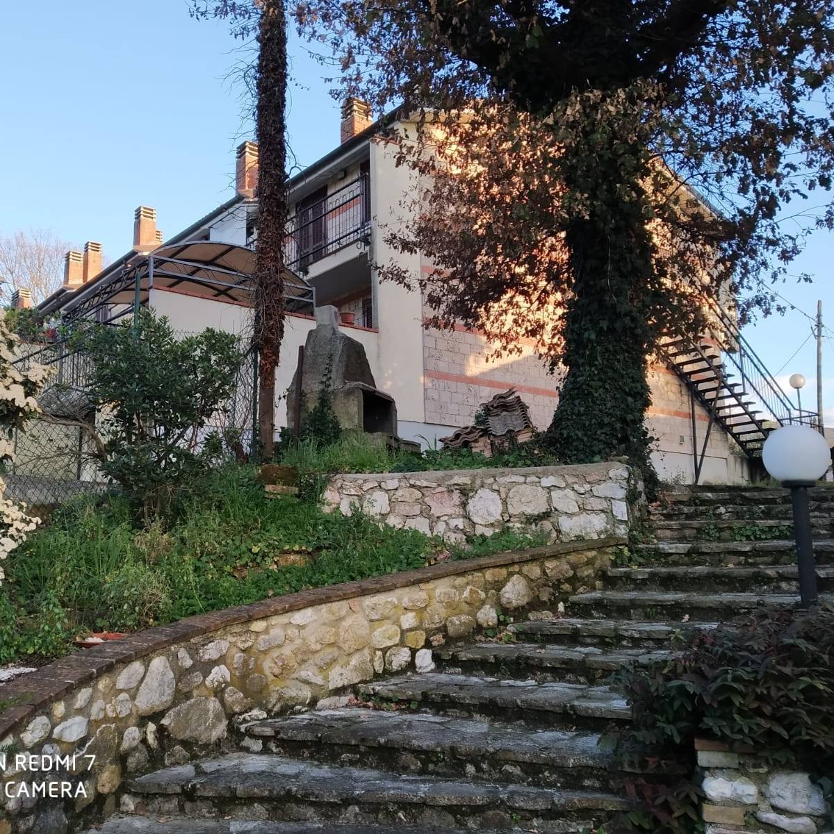 Un palazzo immerso nel verde, ideale per chi desidera un luogo tranquillo e con spazi aperti.