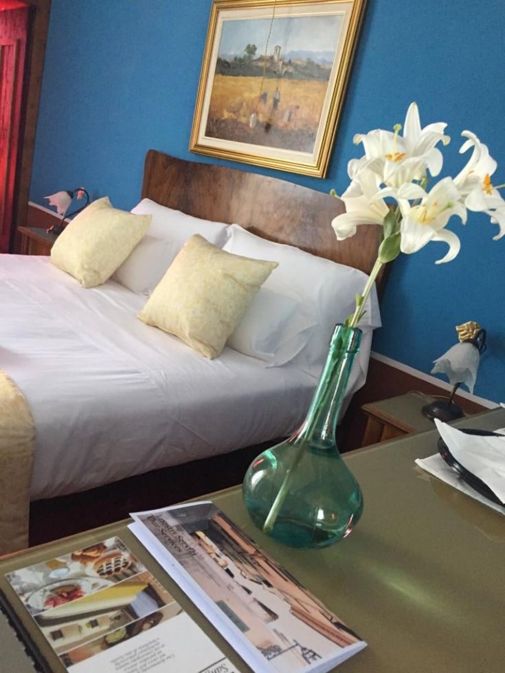 Camera accogliente con tonalità calde e dettagli semplici, ideale per un soggiorno tranquillo.