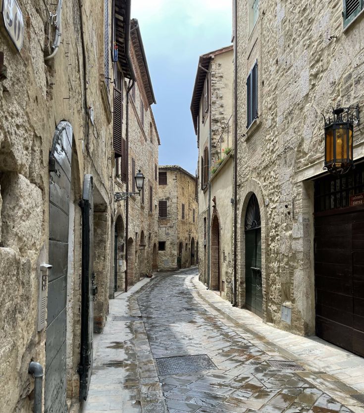 Un vicolo caratteristico con edifici in pietra, che trasmette un'atmosfera storica e tranquilla.