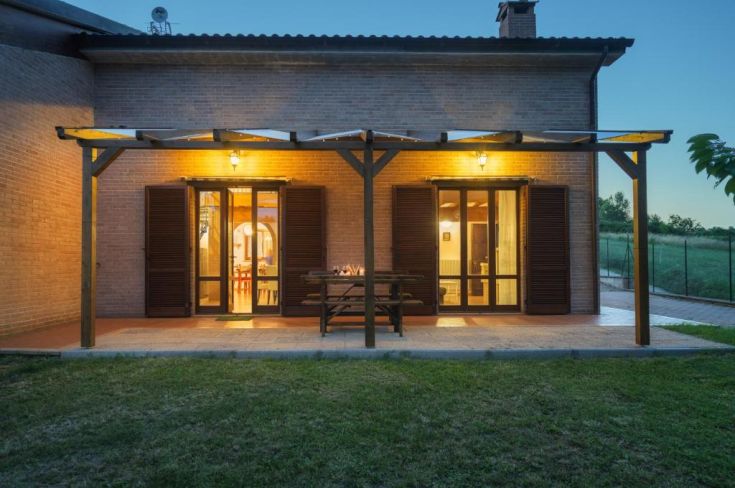 Geräumige Veranda in ruhiger Umgebung, ideal für Essens im Freien.