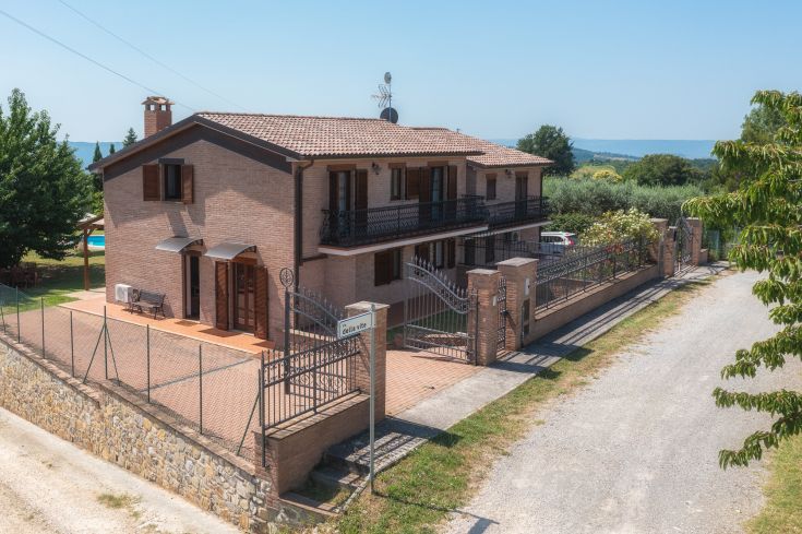 Eine moderne Struktur mit Schwimmbad, Garten und geräumigen Zimmern, umgeben von Grün für einen erholsamen Urlaub.