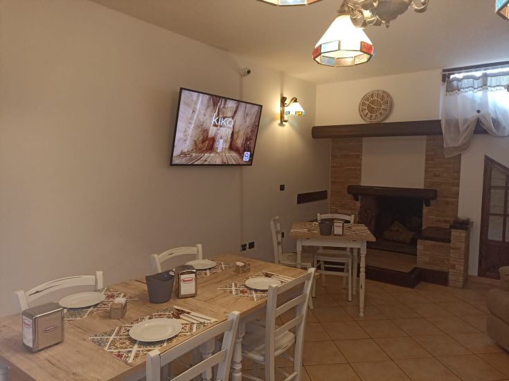 Un'area pranzo confortevole con un camino e un televisore, ideale per trascorrere tempo insieme.