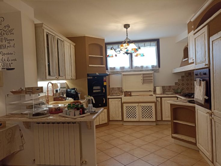 Una cucina semplice e funzionale, decorata con elementi in legno che creano un ambiente informale.