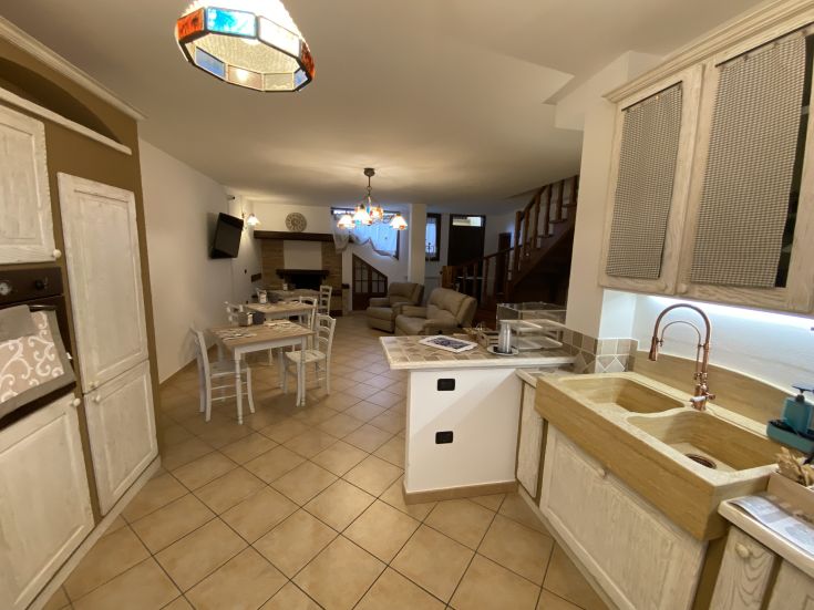 Accogliente ambiente interno di un B&B, con cucina e soggiorno ordinati e funzionali.