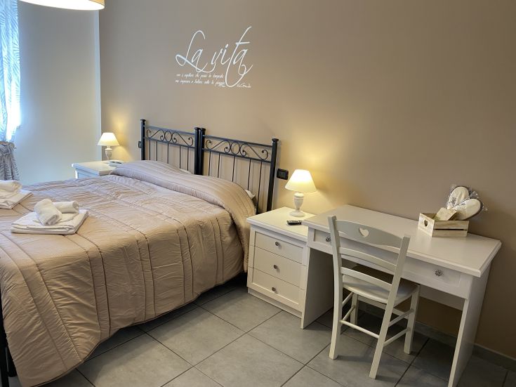 Camera del B&B in Umbria, arredata in modo semplice per garantire comfort e relax.