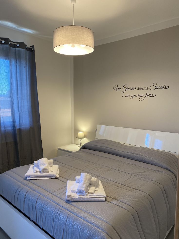 Camera semplice e confortevole con letti ordinati e decorazioni sobrie, perfetta per un soggiorno tranquillo.