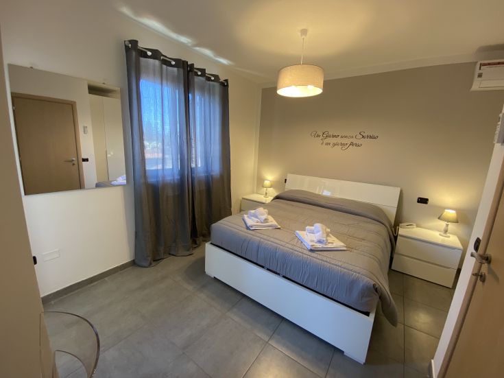 Camera intima con letti confortevoli e luce soffusa, ideale per momenti di riposo e relax.