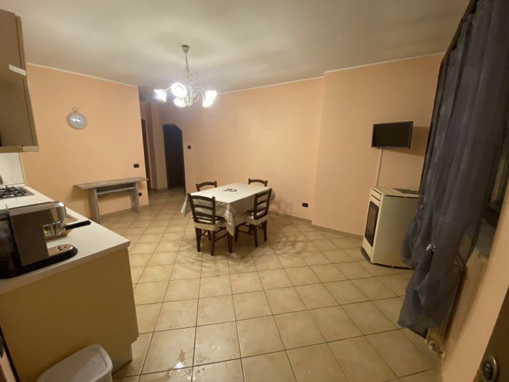 Interno di una cucina e sala da pranzo con arredi pratici e un ambiente rilassato.