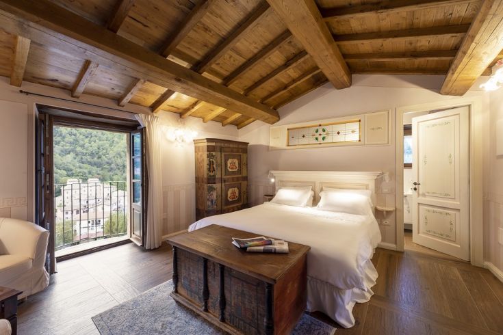 Camera accogliente con panorama sulla natura, luogo ideale per un soggiorno sereno.