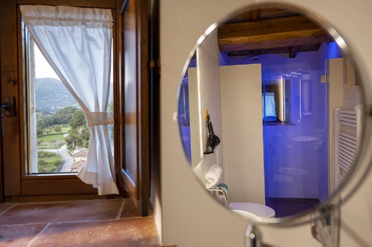 Scena del bagno moderno, con finestre che si affacciano sul paesaggio naturale circostante.