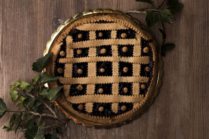 Una fetta di crostata decorata, pronta da gustare con un aspetto invitante.