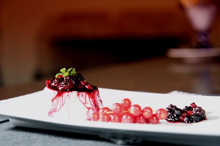 Un dolce semplice preparato con frutti di bosco freschi, servito con una leggera decorazione di menta.