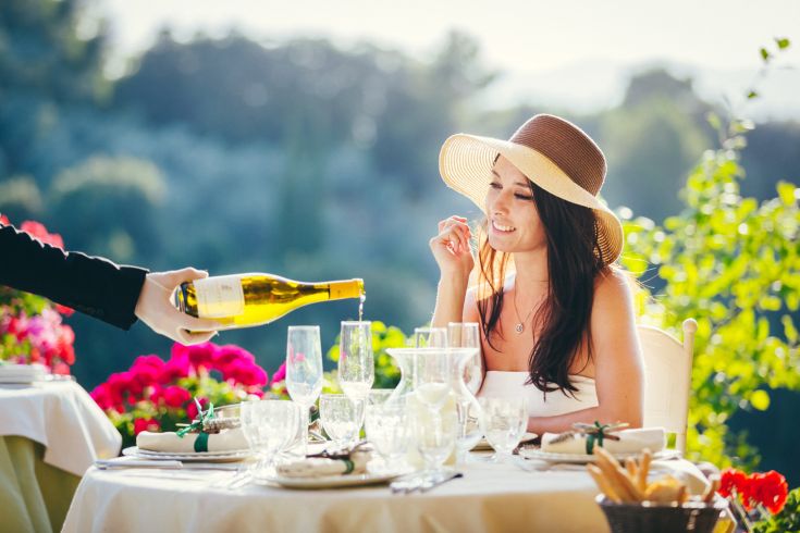 An outdoor lunch in a peaceful setting, with a simple and pleasant atmosphere.