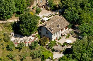 Restored property with a large 4-hectare green area, valley views, ideal for families and groups of friends.