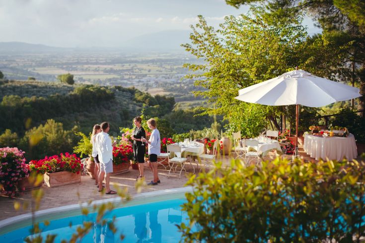 A well-kept garden, perfect for outdoor gatherings and relaxation moments.