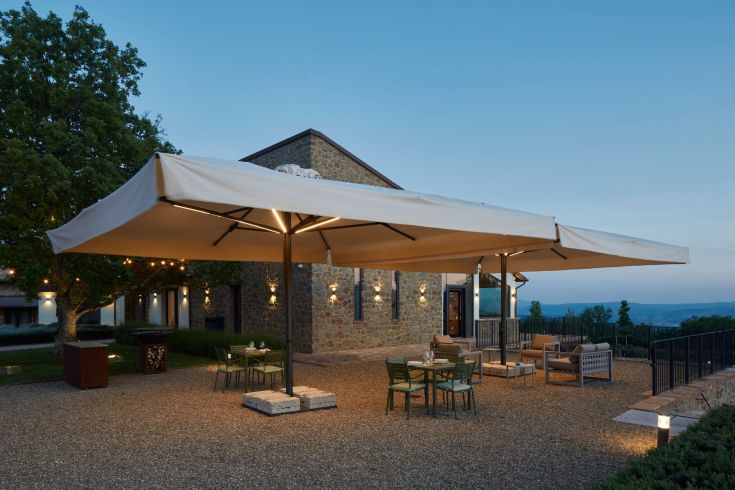 Uno spazio esterno semplice, con ombrelloni e tavoli per rilassarsi in compagnia.