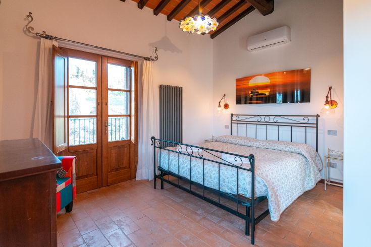 Gemütliches Zimmer mit Blick auf eine natürliche Landschaft, bequeme Betten und eine entspannende Atmosphäre.