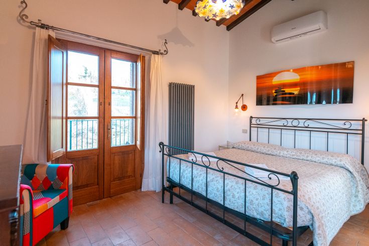 Ein einfaches und komfortables Zimmer mit sorgfältiger Einrichtung, gelegen in einer natürlichen Umgebung. Ideal für einen ruhigen Aufenthalt.