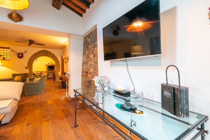 Wohnzimmer eines Palastes in Umbrien mit schlichter Einrichtung, die rustikale und moderne Details verbindet.