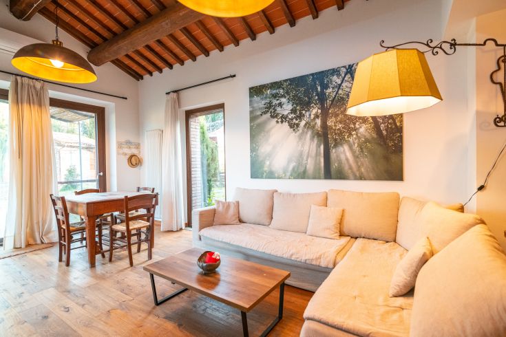 Wohnzimmer ausgestattet mit Holzelementen, gut beleuchtet durch Tageslicht, ideal zum Entspannen.