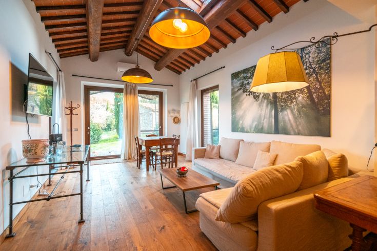 Verbringen Sie Ihren Aufenthalt in einem einfachen Bauernhaus, umgeben von Grün, mit einem Außenbereich zum Entspannen.