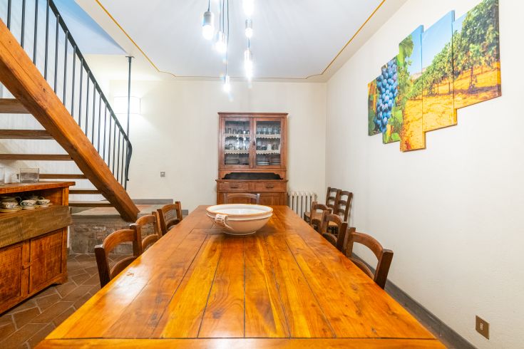 Ein einladendes Esszimmer mit einem Holztisch, geschmückt mit Blumendekorationen.