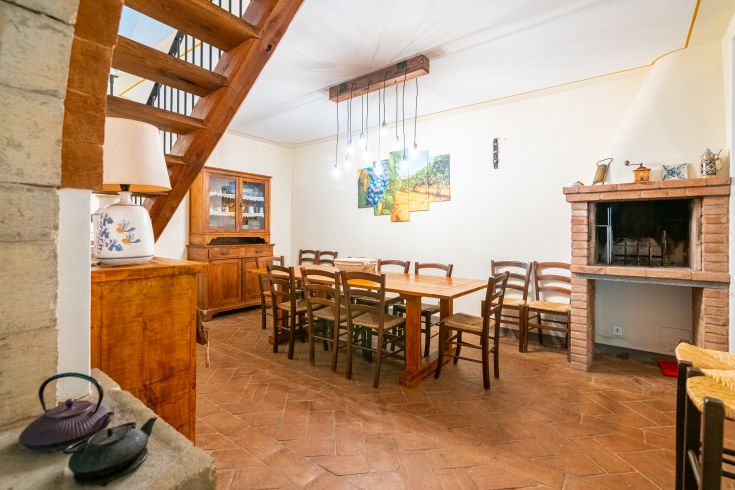 Gemütliche Atmosphäre mit Küche und Essbereich in einem typischen Palazzo aus Umbrien.