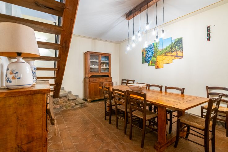 Gemütliches Interieur mit einem Holztisch und einfachen rustikalen Stilelementen.