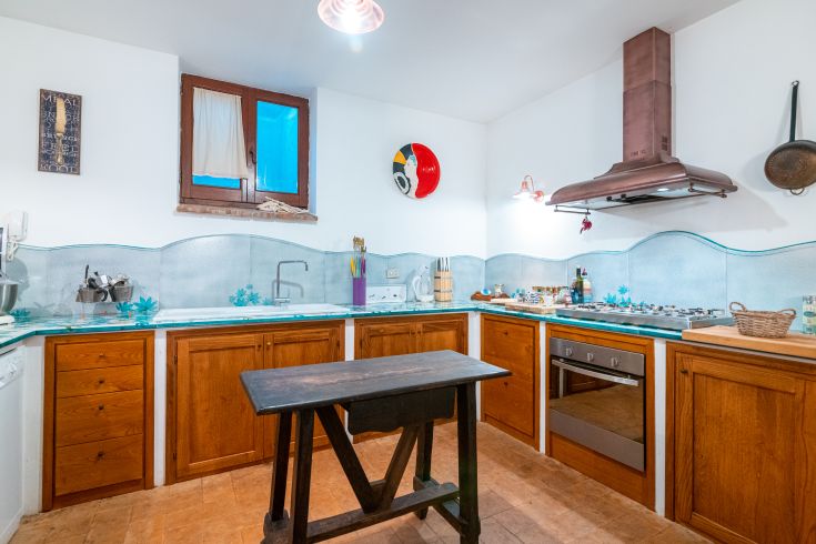 Gemütliche Küche mit Holzmöbeln und lebhaften Dekorationen.