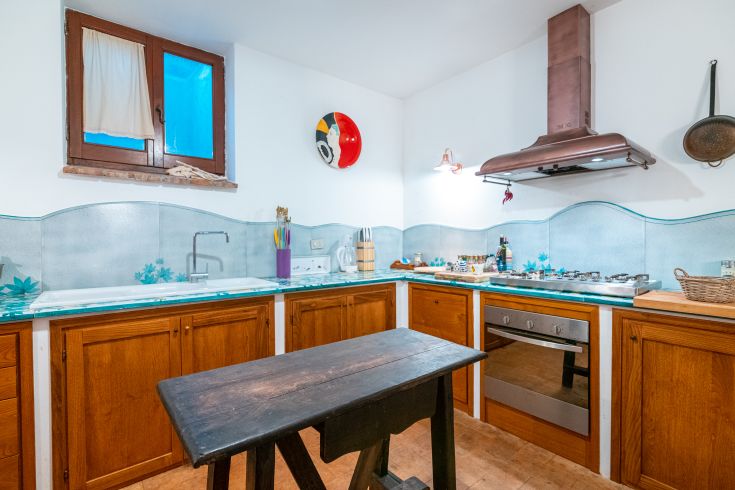 Gemütliche Küche mit traditionellen Elementen und Blick auf die umliegende Natur.