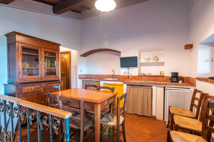 Eine stilvolle und funktionale Küche und Essbereich in einem umbrischen Bauernhaus.