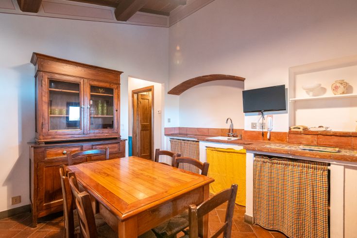 Einfache und funktionale Küche mit Holztisch und rustikalen Einrichtungsgegenständen aus Tradition.