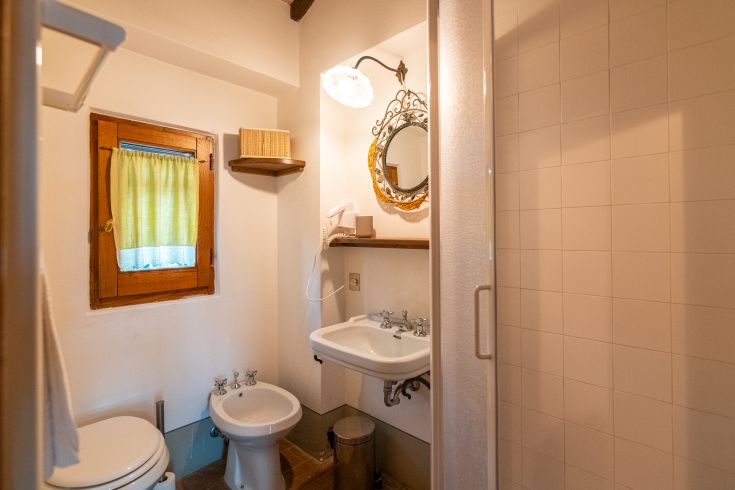 Rustikales Bad mit einfachen Materialien und natürlichem Licht.