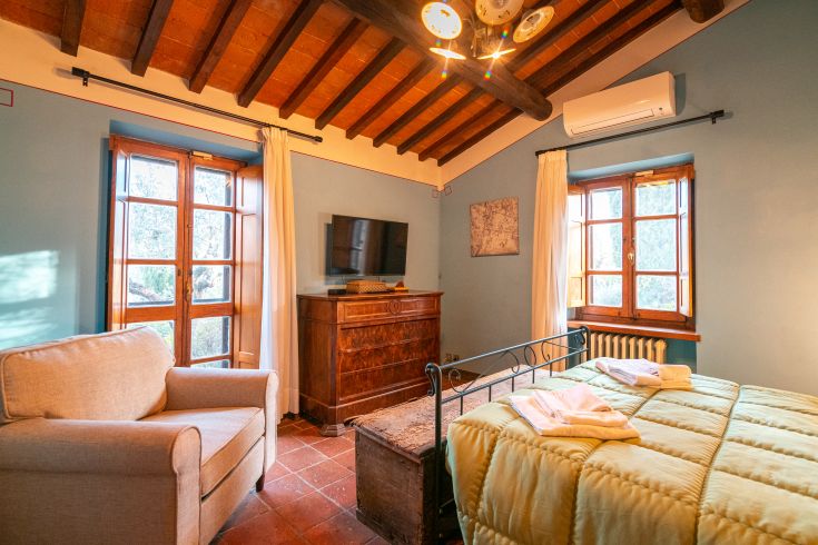 Gemütliches Zimmer mit Blick auf die Landschaft, einfach und komfortabel eingerichtet.