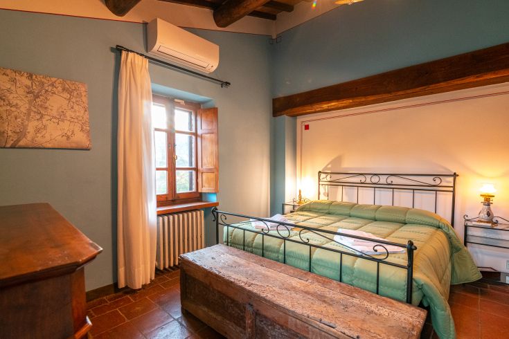 Ein gemütliches Zimmer mit bequemen Betten und angenehmem Ausblick, perfekt für einen entspannenden Aufenthalt.