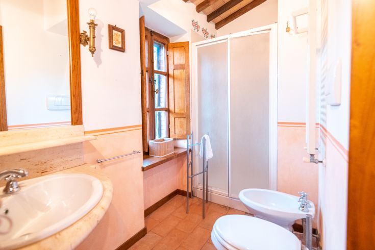 Ein gemütliches Badezimmer mit Holzelementen und natürlichem Licht, das eine einladende Atmosphäre schafft.