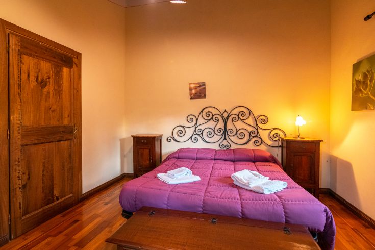 Einfach eingerichtetes Doppelzimmer mit Holzmöbeln. Ideal für einen ruhigen Aufenthalt.