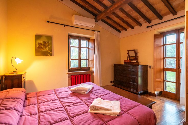 Einfaches Zimmer mit Blick auf einen Garten, ausgestattet mit funktionalen Elementen.