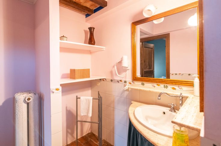 Geräumiges und gut beleuchtetes Badezimmer mit minimalistischen Möbeln und modernen Einrichtungen in einem Palast.