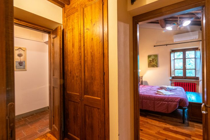 Ein einfacher und gemütlicher Raum in einem Gebäude, mit Holzelementen und hellen Zimmern.