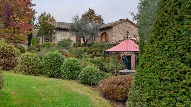 Gebäude umgeben von Grün, perfekt für diejenigen, die Ruhe und Natur suchen.