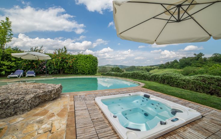 Ein Entspannungsbereich mit Schwimmbad und Whirlpool, eingebettet in einer natürlichen Umgebung.