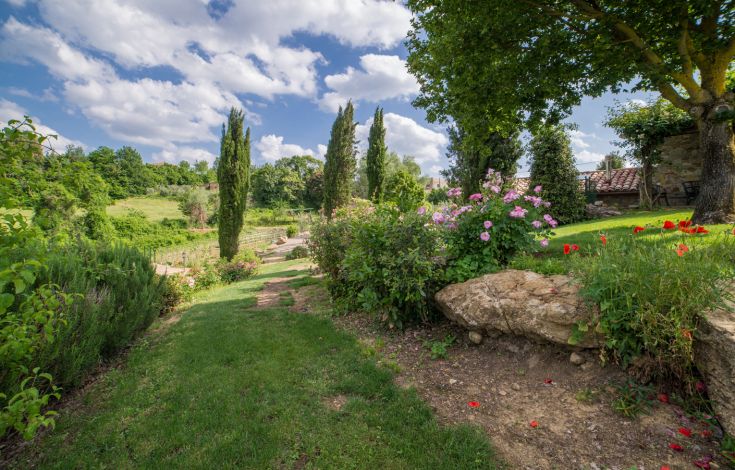 Ein gut gepflegter Garten mit verschiedenen Blumen und Bäumen, gelegen im Casale Silvia in Parrano.