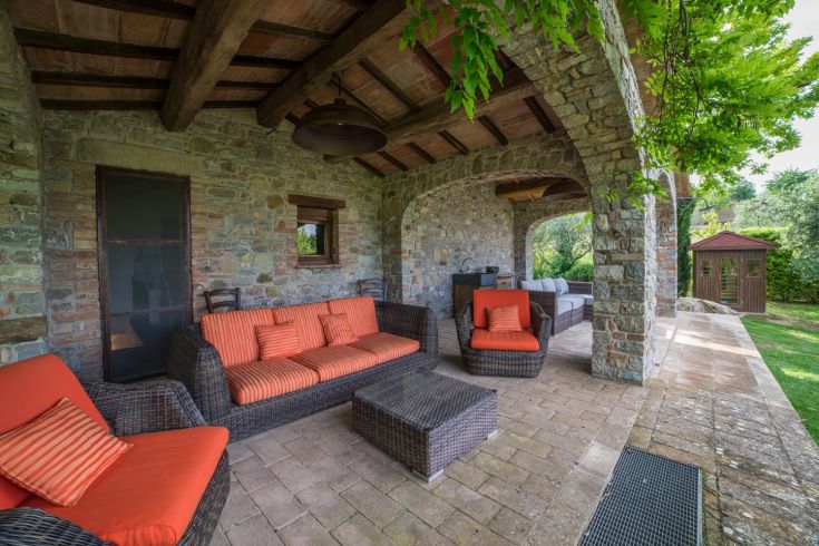 Außenbereich eines Gebäudes mit einfachen Sofas, ideal für entspannende Momente.