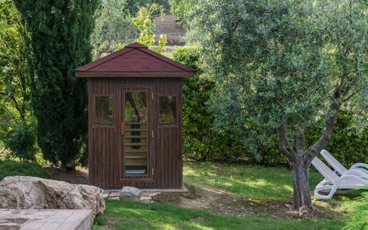 Holzsauna eingebettet in der Natur, ideal für entspannende Momente im Freien.