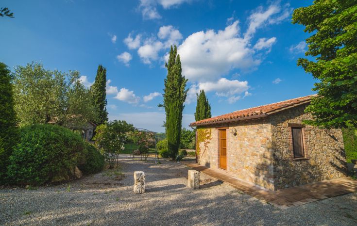 Ein Landhaus, umgeben von Natur, ideal für einen ruhigen Aufenthalt.