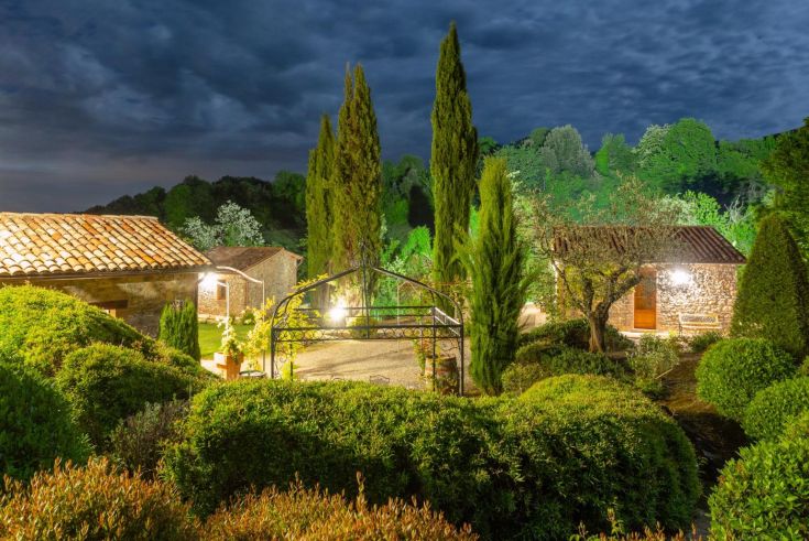 Ein Bauernhaus in der Natur, sanft beleuchtet unter dem Nachthimmel.