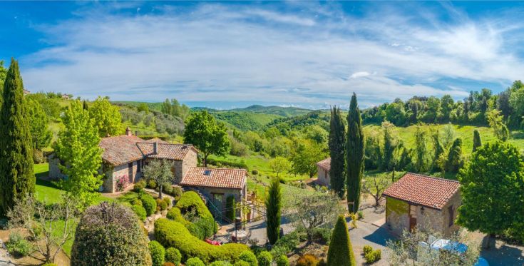 Szene des Palazzo Silvia in Parrano, umgeben von der üppigen Vegetation der umbrischen Landschaft.